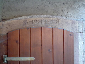 Foto der Tür mit Inschrift